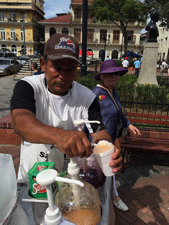 RaJosé Agudo vende raspaos desde un dólar en la Plaza de la Catedral, Casco Viejo, Panamá.